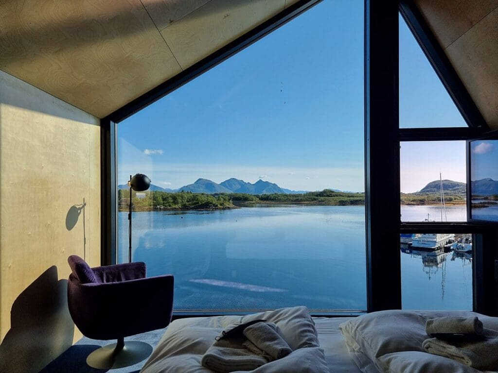 Bilde av lenestol og seng i suite med havutsikt på Ringstad Resort.