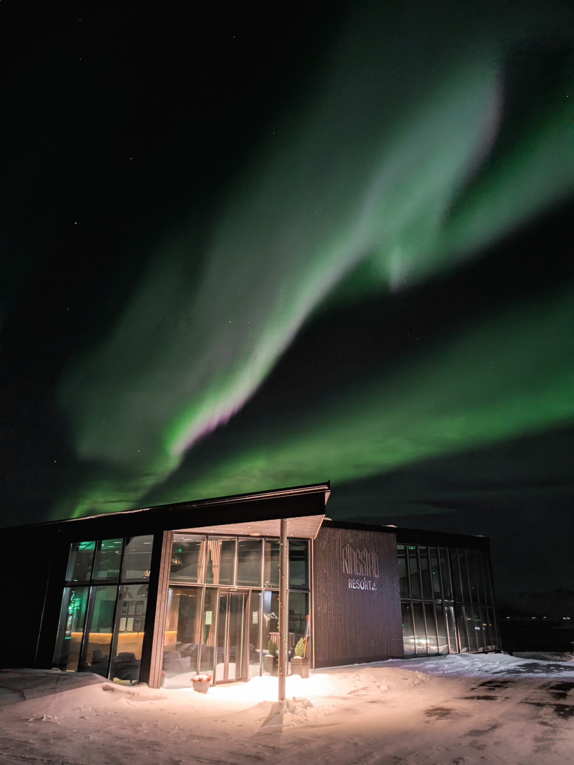 Northern lights above the restaurant building at Ringstad Resort at night